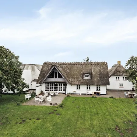 By The Bay A Thatched House Lies So Beautifully Feriehus Norre Aby