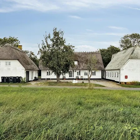 By The Bay A Thatched House Lies So Beautifully Feriehus