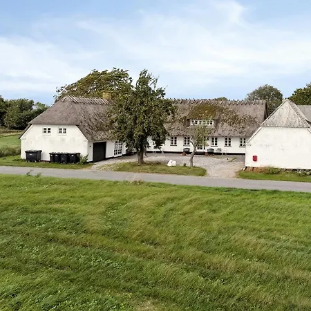 By The Bay A Thatched House Lies So Beautifully Feriehus Norre Aby