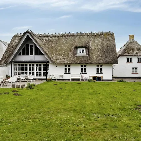 By The Bay A Thatched House Lies So Beautifully Feriehus *