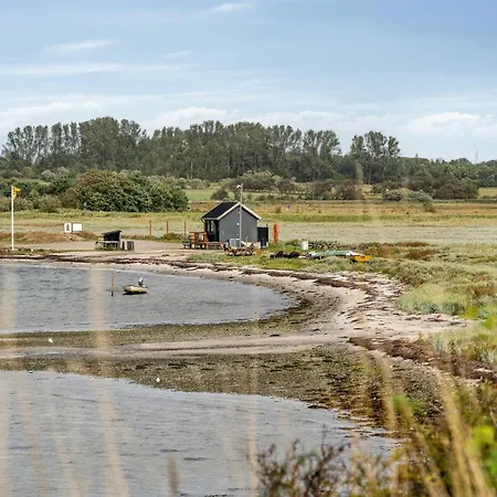 By The Bay A Thatched House Lies So Beautifully Feriehus