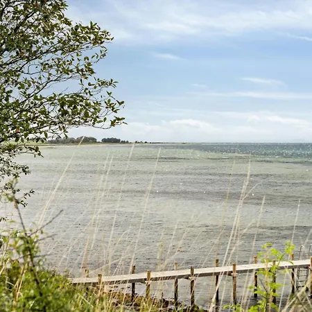 By The Bay A Thatched House Lies So Beautifully Feriehus Norre Aby